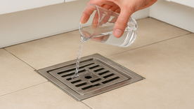 El vinagre blanco es un aliado casero para limpiar y desinfectar los desagües de la cocina. Foto: Copilot