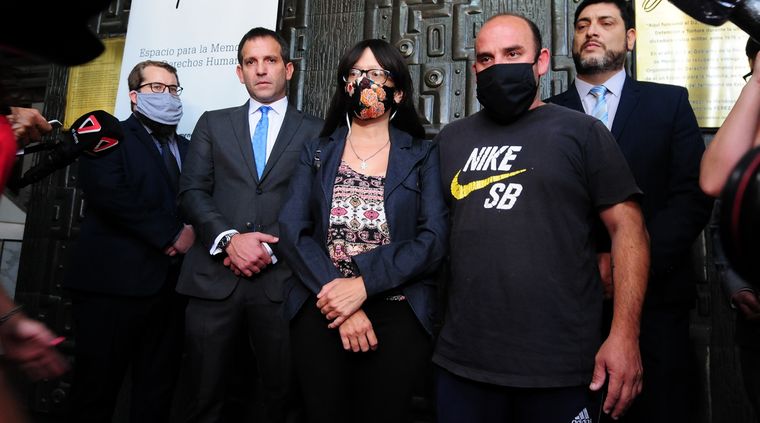 Bronca Los papás de Florencia (centro) y los doctores Agustín Magdalena (izquierda) y Cristian Vaira Leyton (derecha). Foto: ALF PONCE MERCADO / MDZ