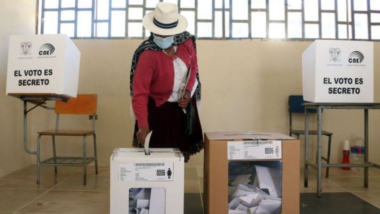 Más de una semana después de las votaciones, aún se desconoce que candidato llegó en segundo lugar en las presidenciales de Ecuador. Foto: GETTY IMAGES