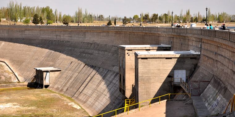 Represa El Nihuil, punto de partida del conflicto, cuando los pampeanos vieron cómo se reducía el agua de sus ríos. Foto: Archivo/Mediamza.com