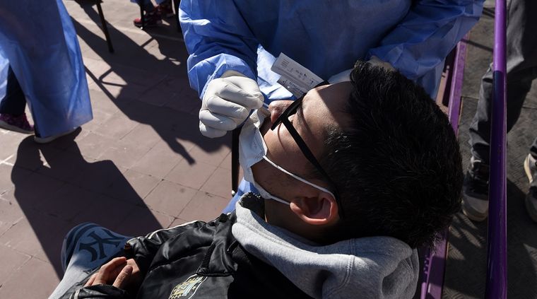 El hisopado nasofaríngeo se utiliza para detectar SARS-CoV-2 Foto: ALF PONCE MERCADO / MDZ