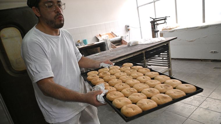 Calientes y con un aroma irresistible, asi salen las tortitas raspadas de la panadería de Laura Crinó. Calientes y con un aroma irresistible, asi salen las tortitas raspadas de la panadería de Laura Crinó.