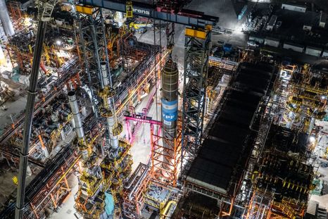 YPF instaló el nuevo reactor que impulsa la modernización del Complejo Industrial Luján de Cuyo