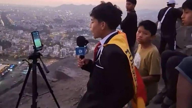 El adolescente en el cerro desde el que transmitió la final de la Libertadores entre Flamengo y Palmeiras.
