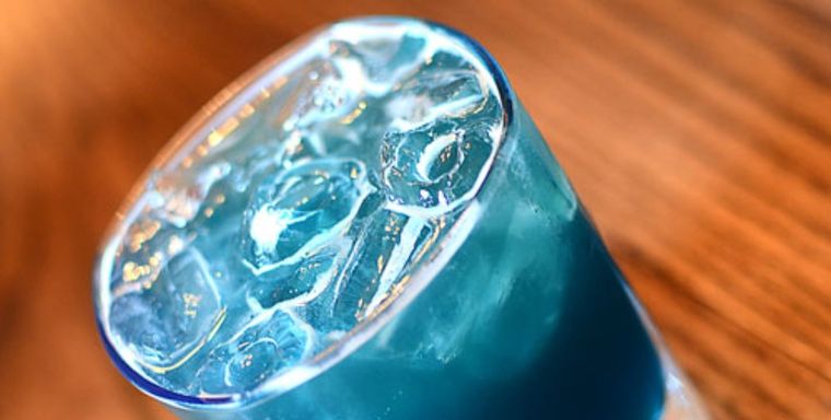 La cerveza azul se elabora con el agua de icebergs derretidos yrecolectada en el mar de Ojotsk frente a la costa de Japón Foto: SoyChef - https://soychef.today/__export/1603488020426/sites/soychef/img/2020/10/23/w-beer-cocktail.jpg_715985292.jpg