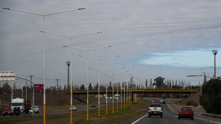 El nuevo puente de la calle Aristóbulo del Valle atravesará el Acceso Sur en dirección Este a Oeste.