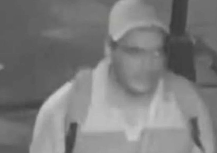 El agresor fue captado por cámaras de seguridad y lo detuvieron Foto: Captura