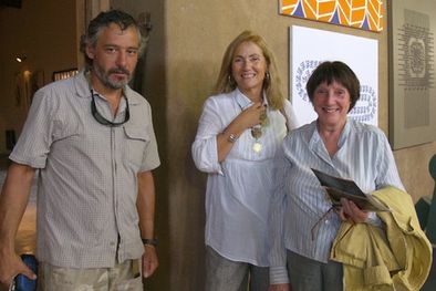 MDZol | El dueño de casa, Pablo Lavoisier recibió a sus amigas, Priscille Chompard y Chantal Dumonceau, de Bodega Atamisque. Foto: Gentileza Gabriela Aizcorbe