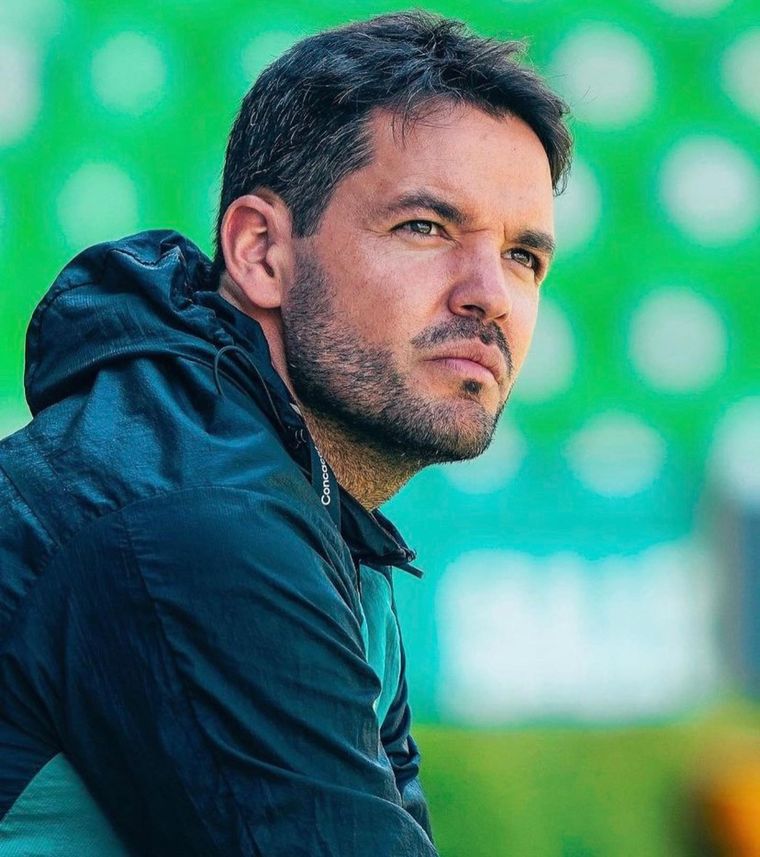Nicolás Larcamón no será el entrenador de Indeéndiente. Foto: @nlarcamon
