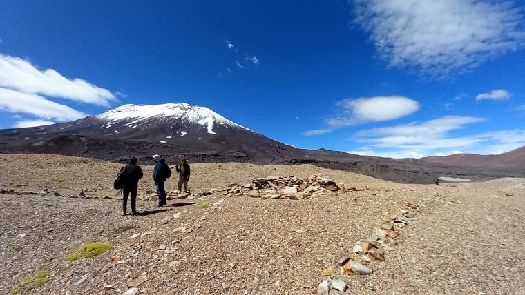 El equipo de científicos retornó a la zona de la ladera norte del volcán Maipo para efectuar mediciones relacionadas al hallazgo arqueológico que evidencia la presencia inca en Mendoza. Foto: Gentileza