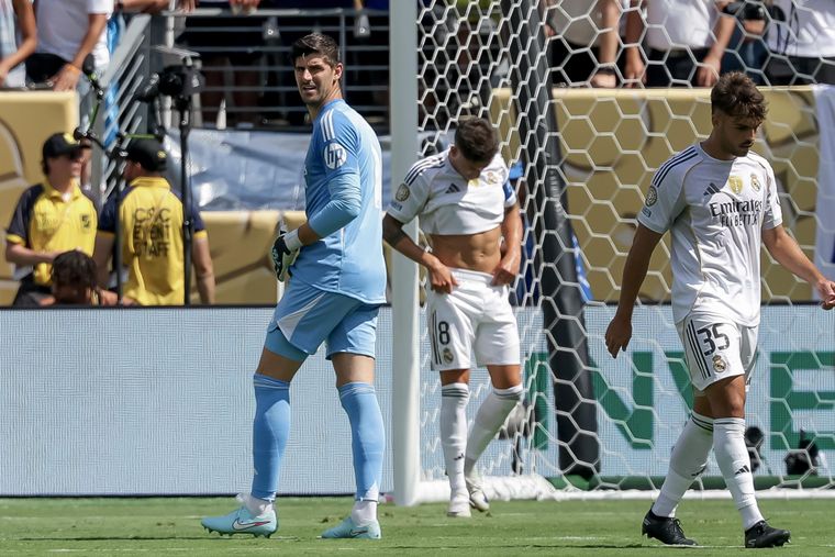 La decepción de Thibaut Courtois y de todo el Real Madrid tras recibir uno de los cuatro goles del PSG.