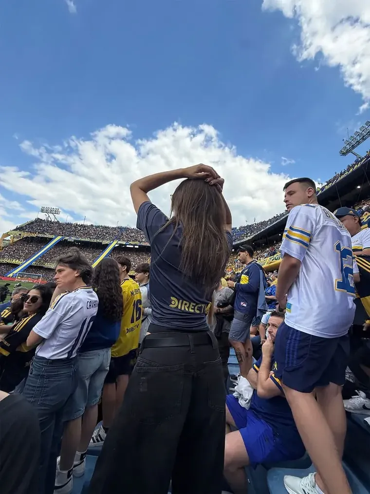 El look deportivo de Pampita en el clásico Boca-River. El look deportivo de Pampita en el clásico Boca-River.