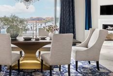 A diferencia del blanco brillante, que puede crear un marcado contraste y amplificar la intensidad del azul, el gris suaviza el tono, permitiéndole hacer una declaración sin abrumar el espacio. Esta sutil interacción entre los dos colores crea un ambiente armonioso y equilibrado, elegante y sereno. Foto: Claudia Casbarian con Julie Soefer Photography. Diseño de Missy Stewart Designs