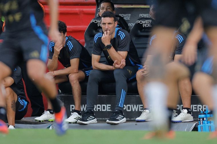 El DT de la Selección argentina mantiene una duda en el mediocampo para el duelo ante Brasil. Foto: EFE
