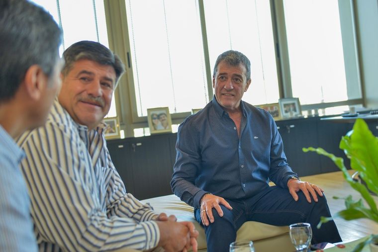 Adolfo Bermejo, junto al vicegobernador y el jefe de bloque de la UCR.