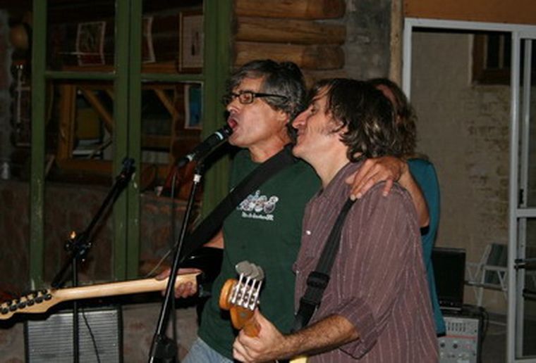 Sergio, aquí cantando con Dimi Bass. Foto: Gentileza Marcelo Padilla.