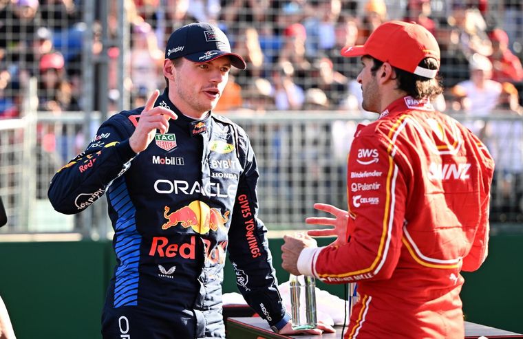 Verstappen y Sainz, en la previa a subirse al podio. Foto: EFE