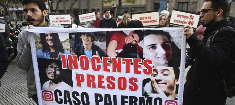 Los acusados de la violación grupal recibiendo apoyo en el juicio Foto: Archivo