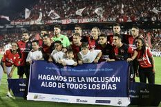 En Rosario, Newells exhibió la bandera que también mostrarán los demás equipos del fútbol argentino en esta fecha Foto: Prensa Newells