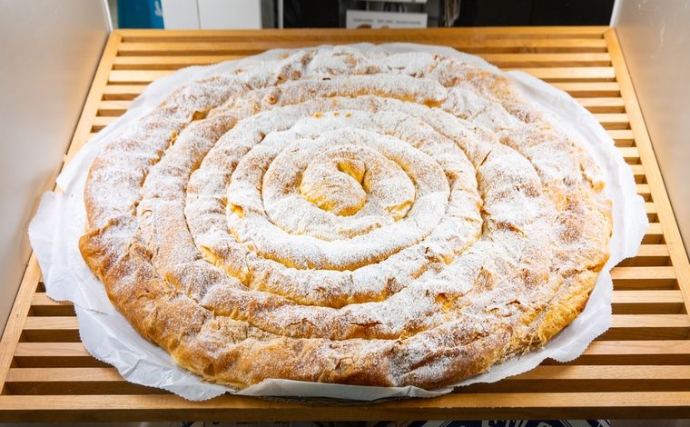 Se tienen registros de la ensaimada desde el siglo XVII, aunque su receta moderna se popularizó más tarde. Se tienen registros de la ensaimada desde el siglo XVII, aunque su receta moderna se popularizó más tarde.