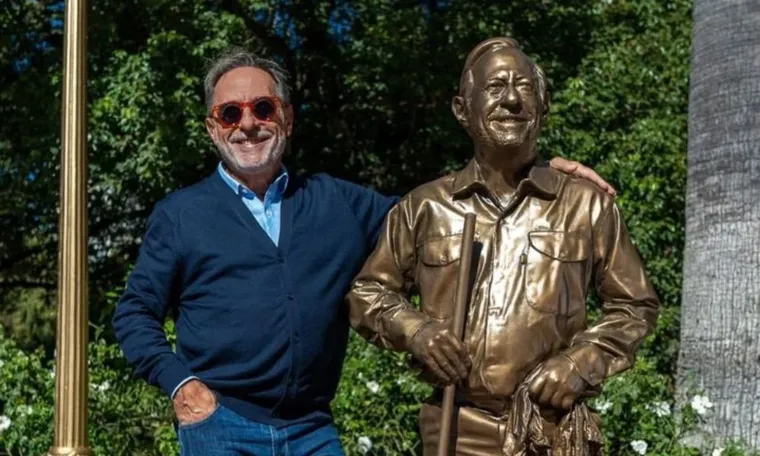 Guillermo Francella junto a la estatua dorada de Eliseo Basurto que rinde tributo a su personaje más polémico. Guillermo Francella junto a la estatua dorada de Eliseo Basurto que rinde tributo a su personaje más polémico.