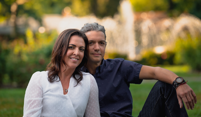 Durante décadas, cumplir 50 era sinónimo de “haber llegado”. A esa edad, se esperaba que uno ya tuviera nietos, una vida ordenada y poco margen para la sorpresa y el amor.