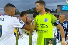 codo con codo: el saludo que puso de moda el coronavirus