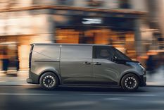 Renault inicia una nueva etapa de su ofensiva en vehículos comerciales con el Trafic Van E-Tech eléctrico