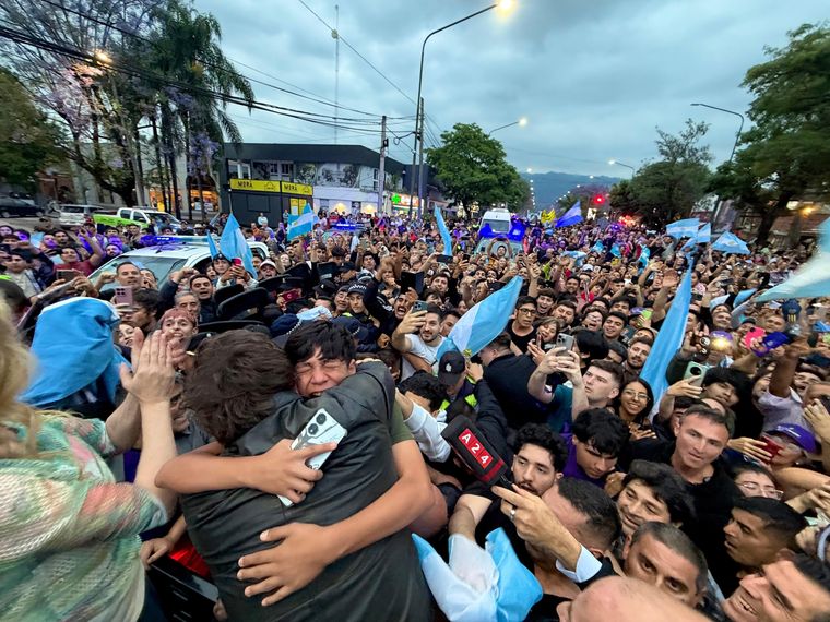 Milei saludando a militantes Milei saludando a militantes