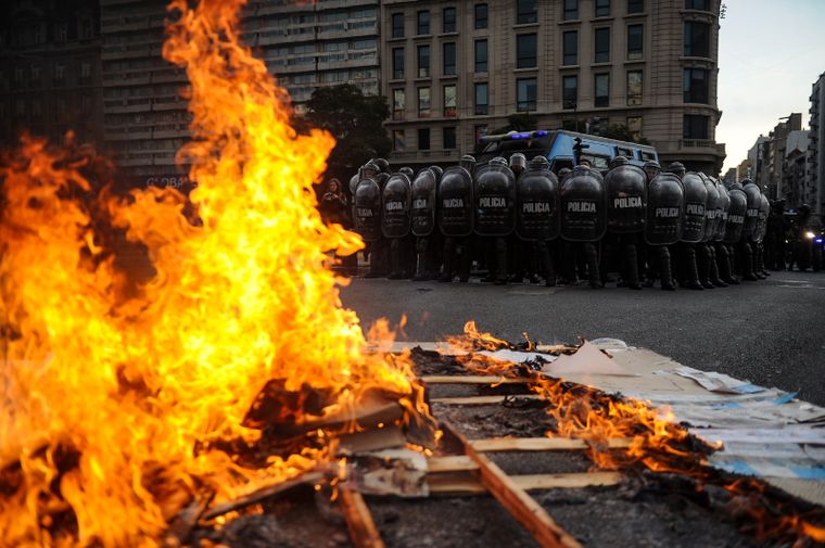 La Policía de la Ciudad frenó el avance de los manifestantes. Foto: Télam