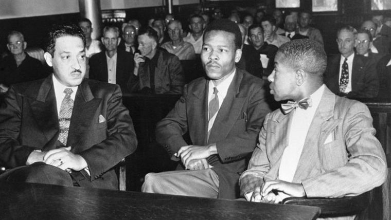 Uno de los hombres indultados, Walter Irvin, con sus abogados durante su nuevo juicio en 1952. Foto: GETTY IMAGES