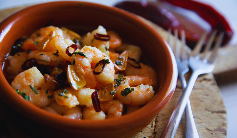 La receta original se cocina y se sirve en cazuela de barro para mantener el calor y potenciar el aroma. La receta original se cocina y se sirve en cazuela de barro para mantener el calor y potenciar el aroma.