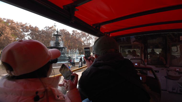 Recorrer la Ciudad en un bus turístico permite redescubrirla desde otra mirada. 