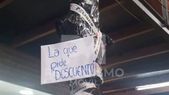 Un negocio de indumentaria en San Salvador de Jujuy desató indignación al colgar en su vidriera un maniquí envuelto en bolsas negras, simulando el cuerpo de una mujer asesinada. Un negocio de indumentaria en San Salvador de Jujuy desató indignación al colgar en su vidriera un maniquí envuelto en bolsas negras, simulando el cuerpo de una mujer asesinada.