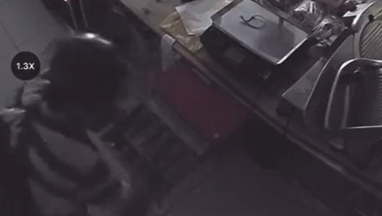 El robo de la fiambrería en Junín quedó grabado por las cámaras del local. La dueña pidió ayuda para identificar a los ladrones.