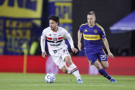 El mediocampista xeneize Santiago Ascacibar intenta cerrarle los caminos al brasileño Artur, volante de San Pablo. El mediocampista xeneize Santiago Ascacibar intenta cerrarle los caminos al brasileño Artur, volante de San Pablo.