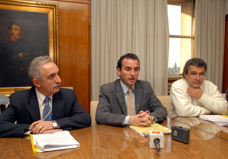 El ministro Francisco Pérez, secundado por los legisladores Carlos Bianchinelli y Luis Ruzo. Foto: Nacho Gaffuri / MDZ