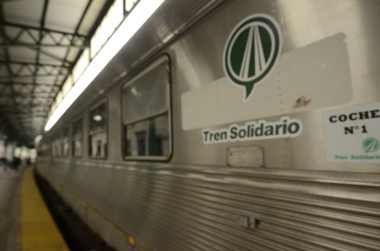 La ayuda se recibe en el sector del andén 14 Foto: Juan Mateo Aberastain/MDZ