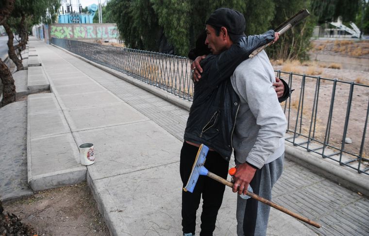 Irene y Fabián se dan un abrazo antes de comenzar a laburar en La Costanera Foto: Foto: Juan Ignacio Blanco/MDZ