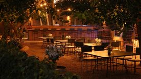 El bello patio de Fogón, el restó de Lagarde. Foto: Gentileza