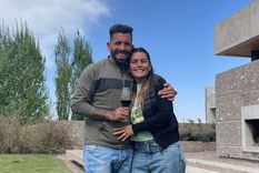Tevez y su esposa, Vanesa, en los jardines de la bodega Zuccardi Foto: Instagram @__carlitostevez Tevez y su esposa, Vanesa, en los jardines de la bodega Zuccardi Foto: Instagram @__carlitostevez