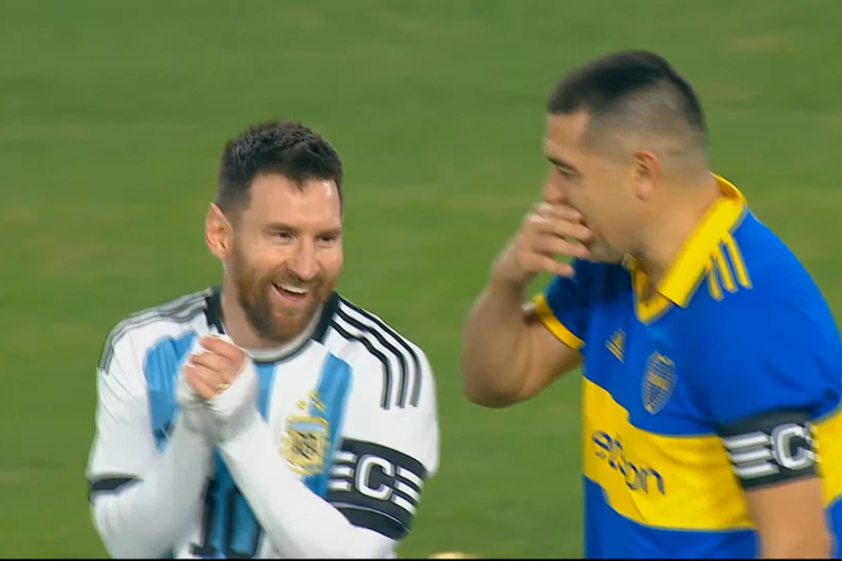 Messi junto a Riquelme, protagonistas de una canción de La 12