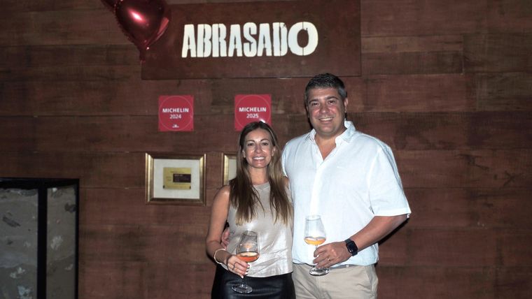 Sonrisas y un espumante para el choque de copas. Sonrisas y un espumante para el choque de copas.