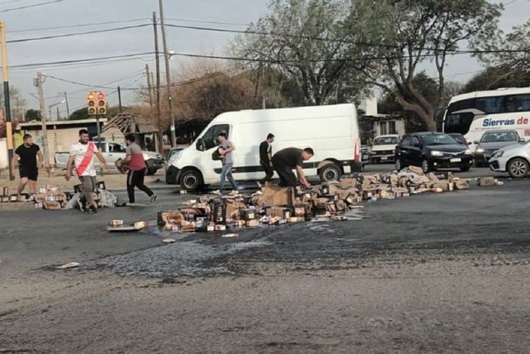 Los vecinos ayudaron a limpiar la calzada luego de los accidentes que no tuvieron heridos de gravedad Foto: Noticias Argentinas