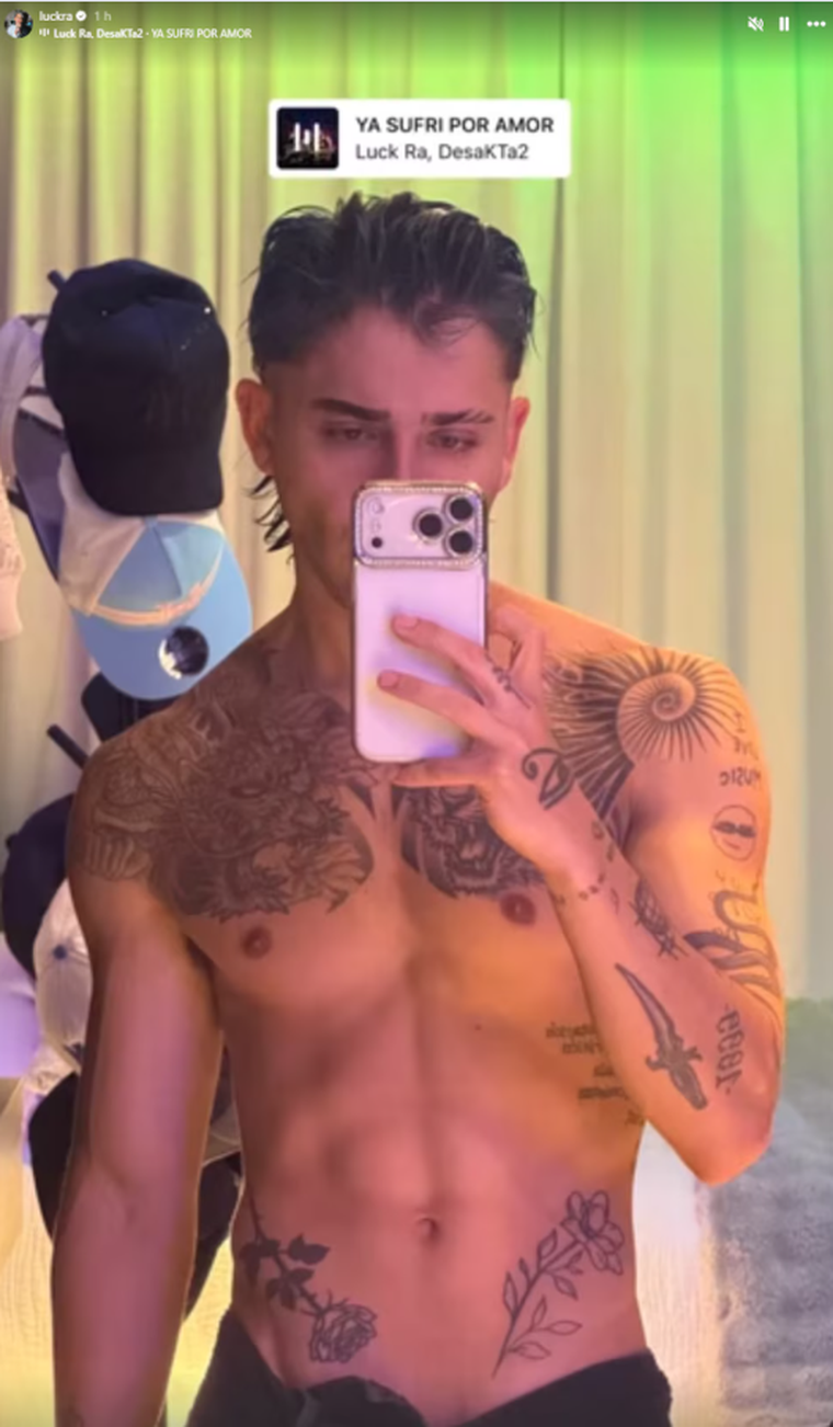 Luck Ra posó frente al espejo con el torso descubierto para promocionar su música. Luck Ra posó frente al espejo con el torso descubierto para promocionar su música.