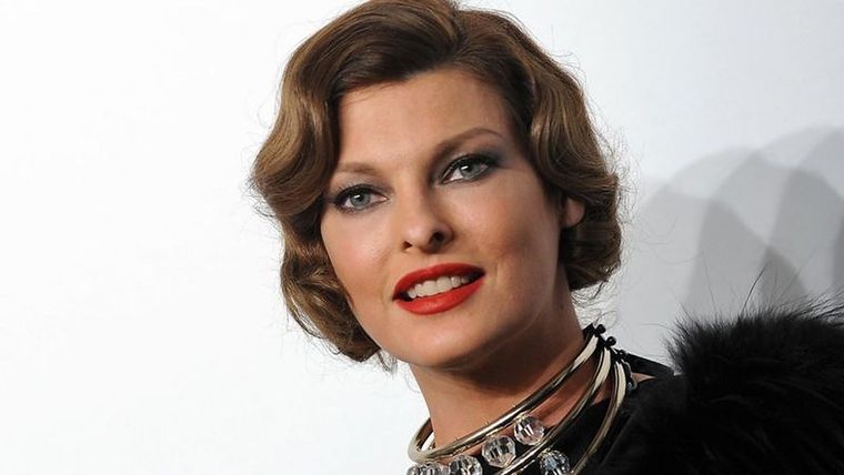 Foto: GETTY IMAGES. Linda Evangelista saltó a la fama en la década de 1990, adornando pasarelas y portadas de revistas. Esta foto es de 2009).
