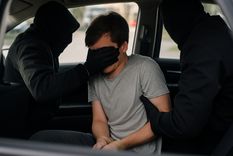 Dos sujetos interceptaron a la víctima en plena vía pública (imagen generada con IA). Foto: Chat GPT.