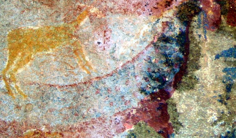 Un misterioso animal con colmillos representado en el arte rupestre sudafricano. Foto: Dpa.