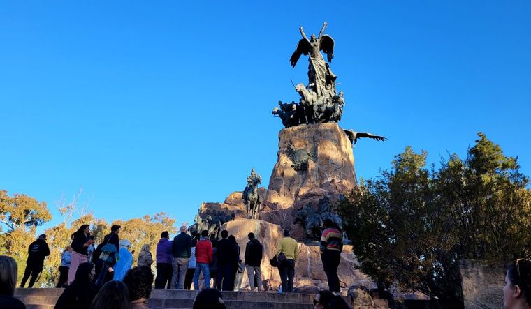 Tardes de Gloria es la actividad que se realiza todos los fones de semana largo en el Cerro de la Gloria, gratis.