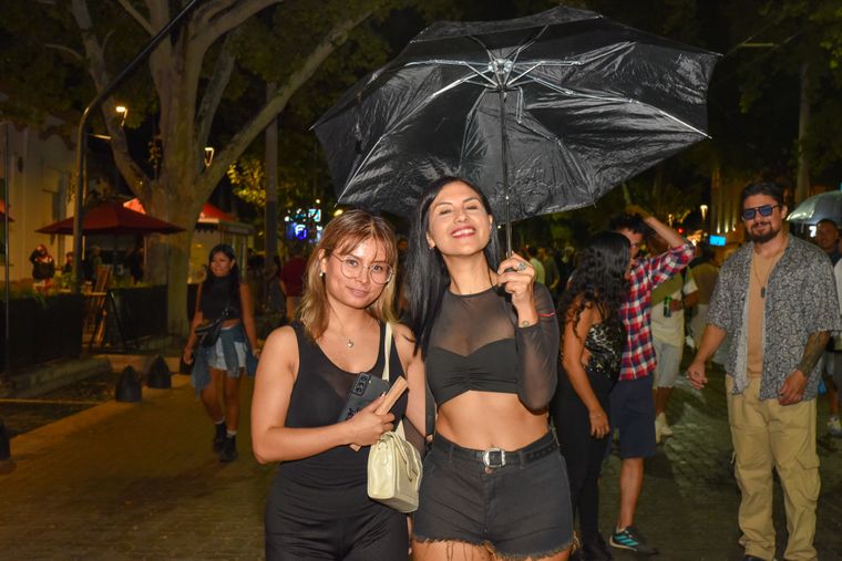 Paola y Rebeca posando bajo su paraguas. Paola y Rebeca posando bajo su paraguas.